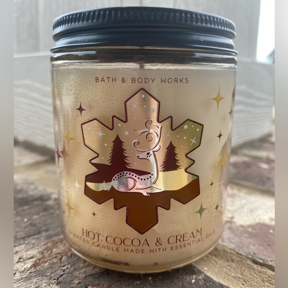 Bath & Body Works Hot Cocoa & Cream Candle with Festive Design